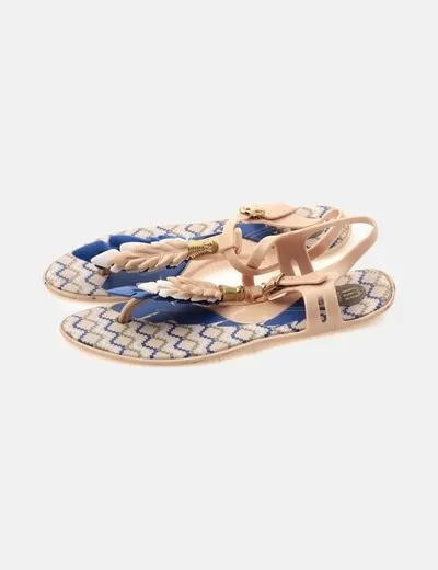 Flat sandals with puma detail rubber.
