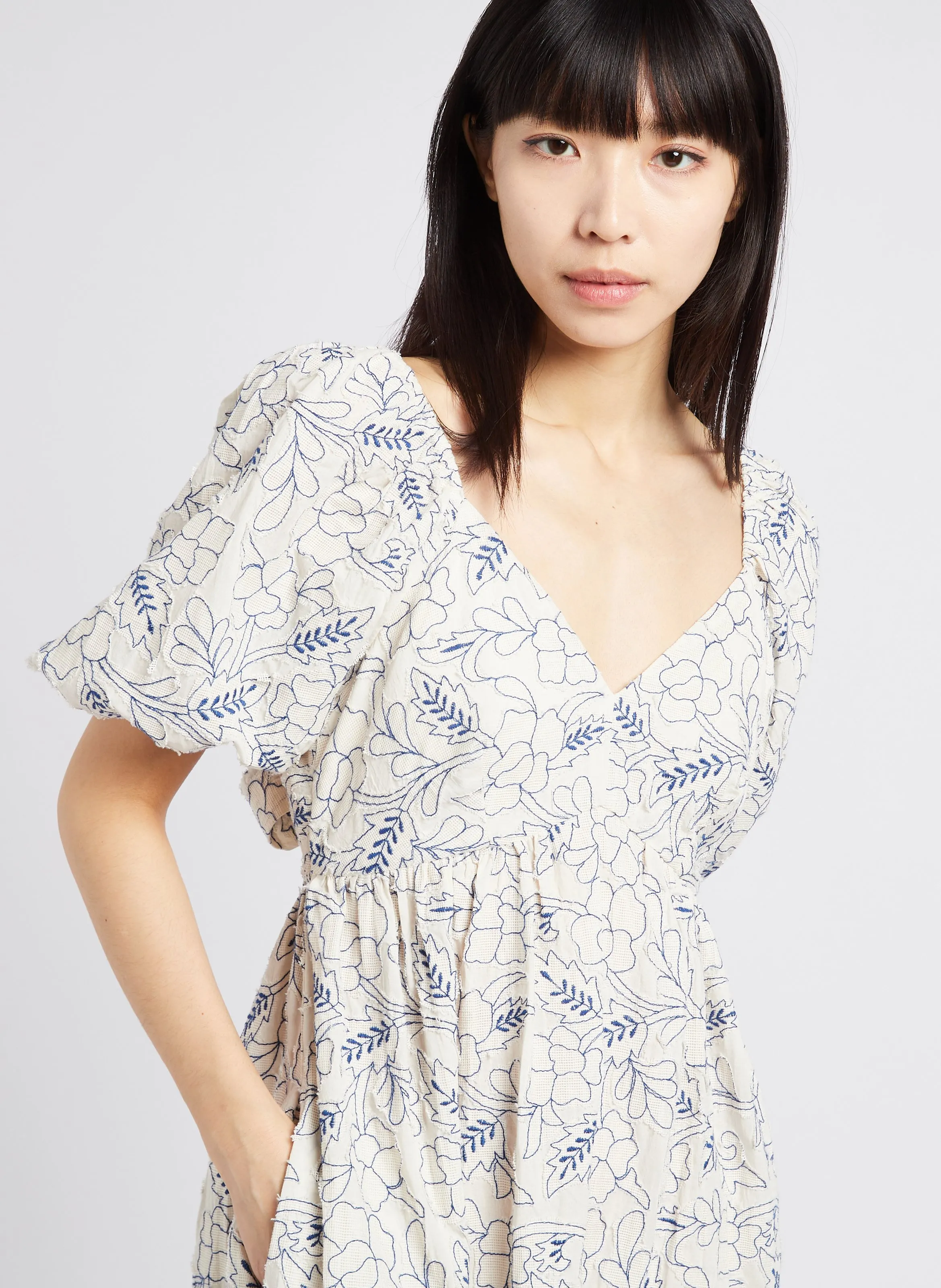 GILDA - Vestido largo bordado de algodón con cuello de pico en blanco