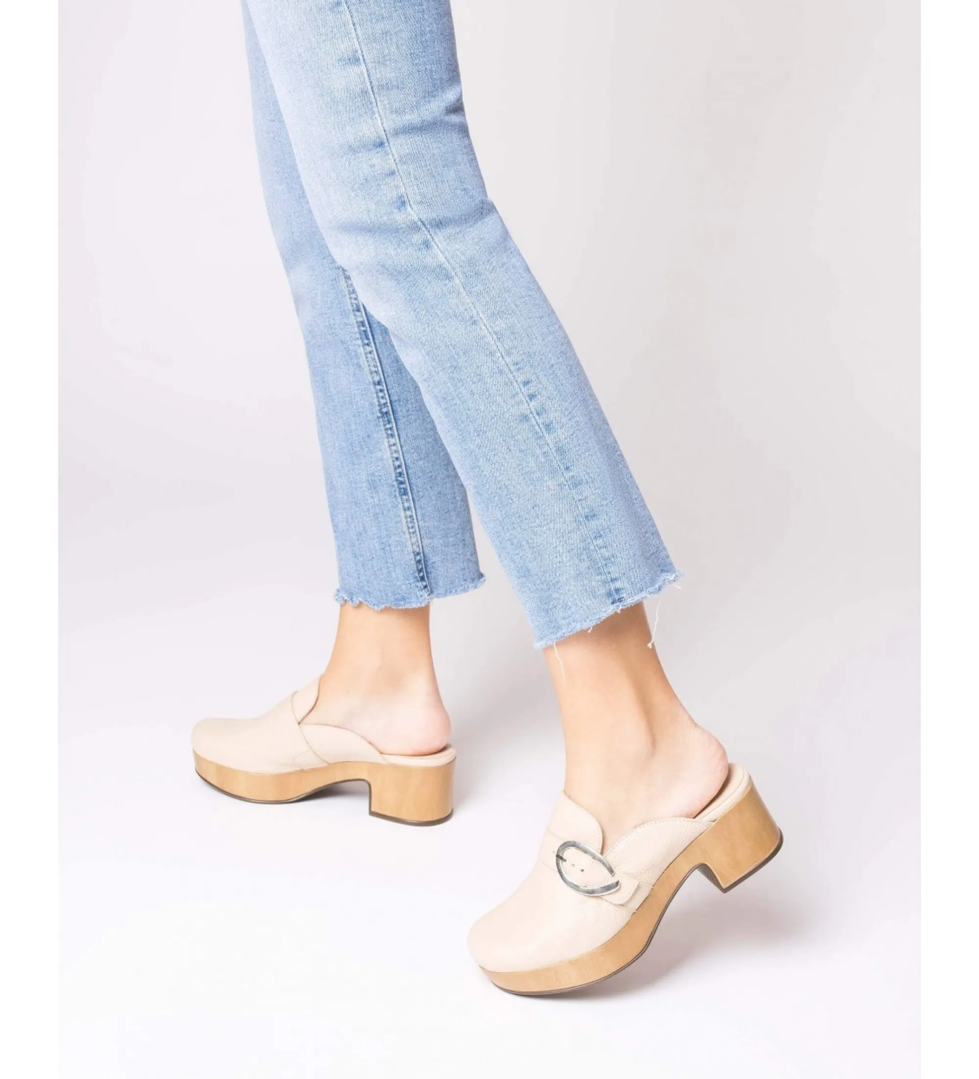 Slow beige leather clogs